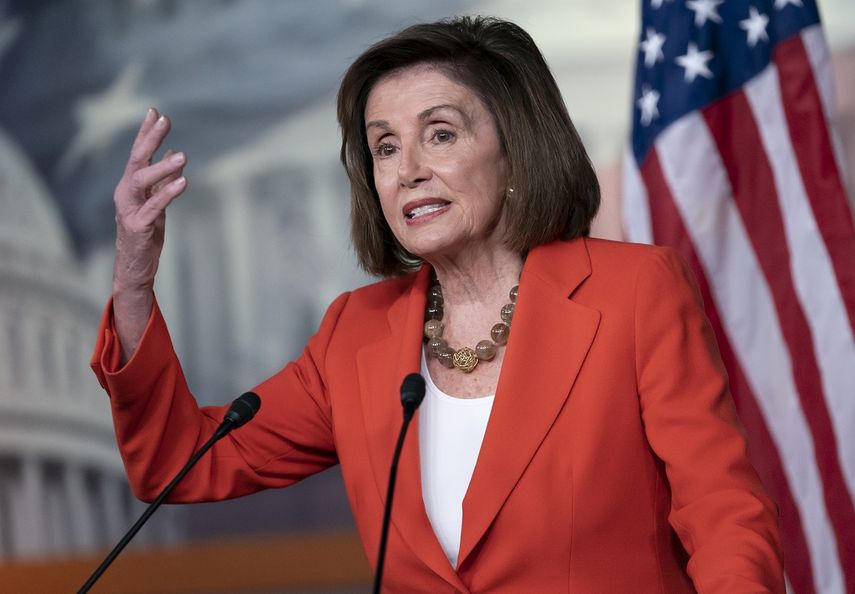La presidenta de la Cámara de Representantes de Estados Unidos Nancy Pelosi habla con reporteros antes de una votación sobre una resolución para formalizar la investigación de juicio político contra el presidente Donald Trump, el jueves, 31 de octubre del 2019, en Washington. 