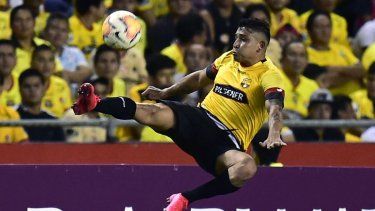 El jugador Mario Pineida, del Barcelona de Guayaquil, intenta controlar el balón en un partido de la Copa Libertadores, el 19 de febrero de 2020.