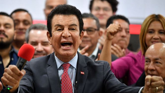 Salvador Nasralla, candidato presidencial del opositor Partido Liberal, gesticula durante una conferencia de prensa en Tegucigalpa el 2 de diciembre de 2025.