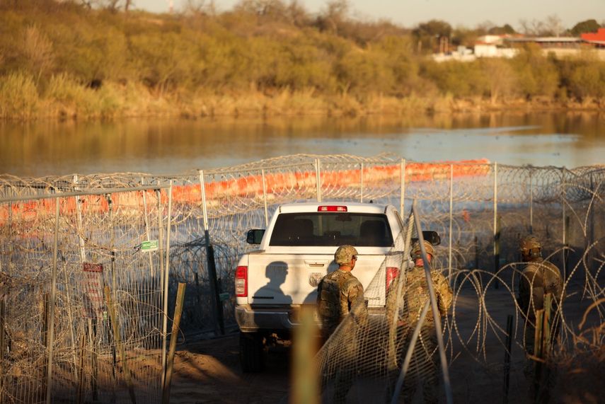 Soldados del ejército estadounidense patrullan la frontera entre Estados Unidos y México en Eagle Pass, Texas, el 24 de enero de 2025.