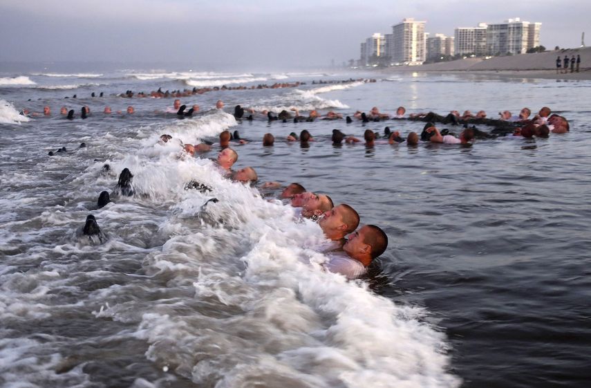 En esta imagen del 4 de mayo de 2020, aspirantes al escuadrón táctico SEAL de la Armada participan en un ejercicio de inmersión en oleada durante el entrenamiento de Demolición Submarina Básica/SEAL (BUD/S por sus iniciales en inglés) en el Centro de Operaciones Navales Especiales en Coronado, California.&nbsp;