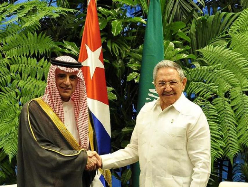 Raúl Castro junto al ministro de Asuntos Exteriores de Arabia Saudita, Adel al Yubeir.