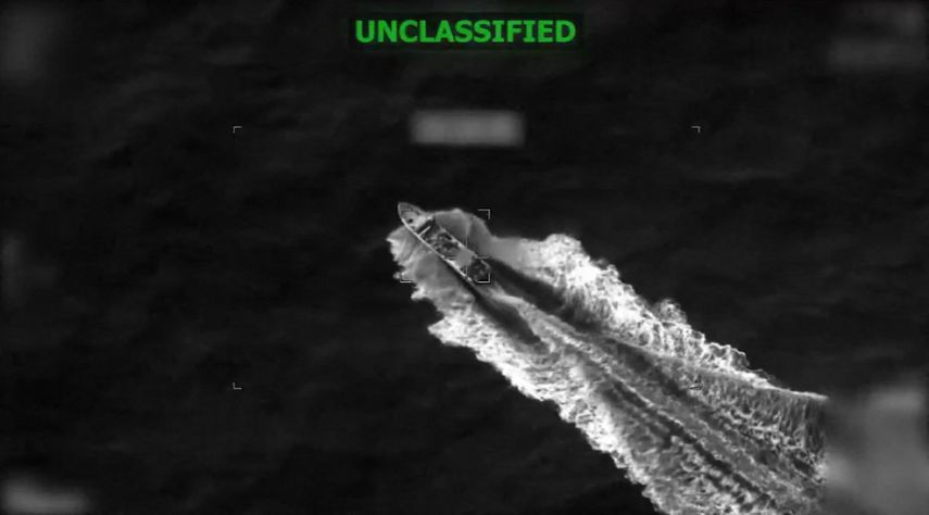 Esta captura de pantalla, tomada de un video publicado en la cuenta de X del Comando Sur de EEUU (SOUTHCOM) el 26 de abril de 2026, muestra una embarcación que se encontraba transitando por rutas conocidas de narcotráfico en el Pacífico oriental, antes de ser atacada bajo las órdenes del Comandante General Francis L. Donovan el 26 de abril de 2026.