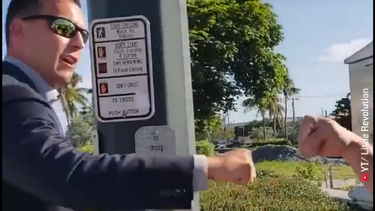 Patrick Little intenta darle la mano al funcionario policial, pero éste le dice que está enfermo y le choca el puño.&nbsp;