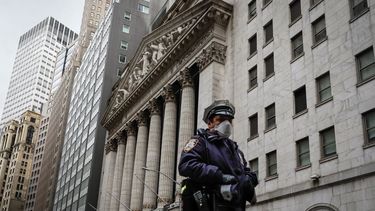 Un agente de policía pasa frente a la sede de Wall Street.