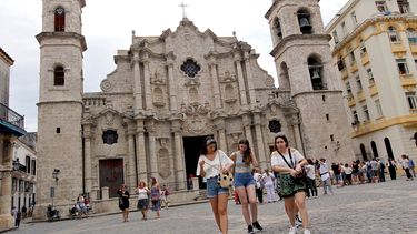 Varios turistas son vistos en la Plaza de la Catedral, en La Habana. Cuba ha visto reducida la llegada de visitantes estadounidenses en relación con igual período de 2017.