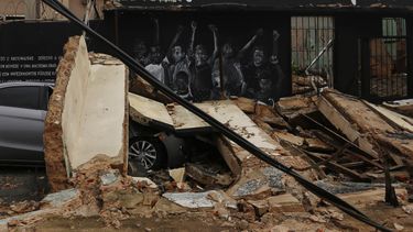 Vista de un auto dañado por escombros de una construcción que colapsó durante el paso del huracán María por Puerto Rico el 20 de septiembre de 2017.