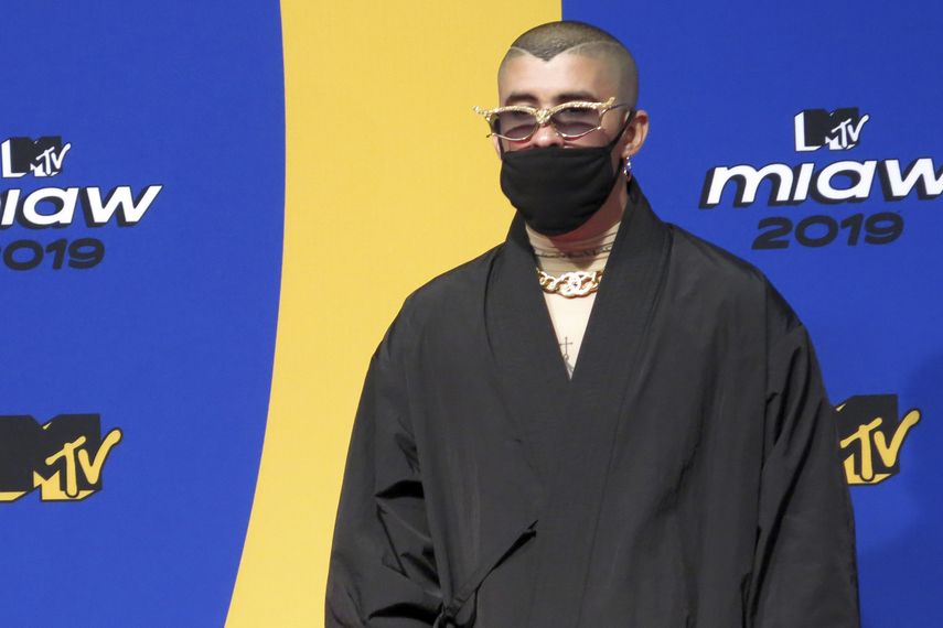 En esta fotografía del 21 de junio de 2019 el músico urbano puertorriqueño Bad Bunny posa en la alfombra rosa de los premios MTV MIAW en la Ciudad de México.  