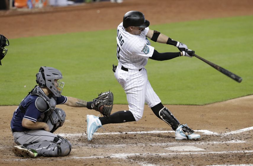 El venezolano Miguel Rojas acabó con el juego sin hits que estaba lanzando Clayton Richard en el séptimo acto.