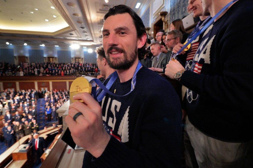 El portero de la selección masculina de hockey sobre hielo de Estados Unidos, Connor Hellebuyck, durante un evento en Washington, el 24 de febrero de 2026.