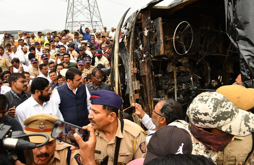 En esta imagen, distribuida por la oficina del ministro en jefe del estado de Maharashtra, muestra al funcionario, Eknath Shinde (delante, de blanco), y al viceministro, Devendra Fadnavis, visitando un autobús incendiado en el distrito de Buldhana, en el estado de Maharashtra, India, el 1 de julio de 2023.&nbsp;