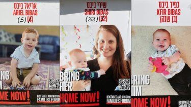 Carteles con los retratos de los rehenes israelíes Shiri Bibas (centro) y sus dos hijos Ariel (izq.) y Kfir (der.), retenidos en la Franja de Gaza desde el ataque del 7 de octubre de 2023 por militantes de Hamás, colocados en una plaza frente al Museo de Arte de Tel Aviv, el 21 de enero de 2025.