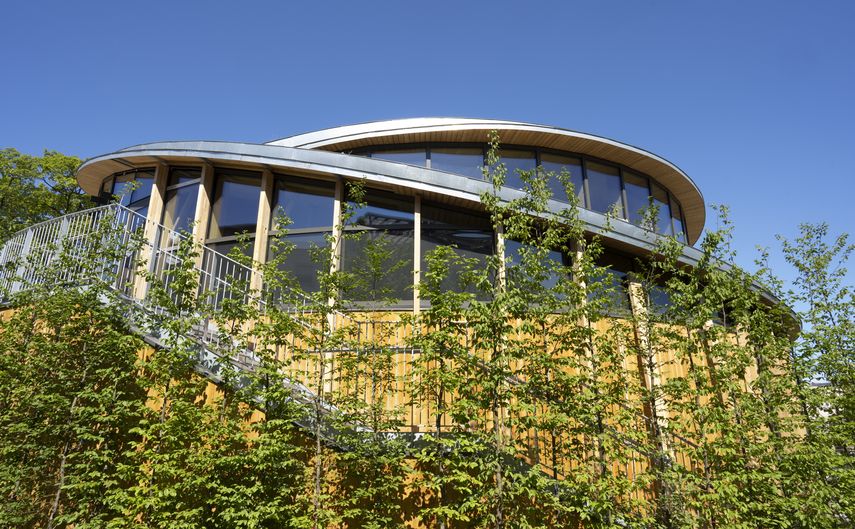 En esta foto de archivo tomada el 28 de junio de 2021, una imagen muestra una vista exterior de un nuevo museo dedicado al autor danés Hans Christian Andersen en su ciudad natal de Odense, Dinamarca. Dinamarca rinde homenaje a su escritor más famoso, Hans Christian Andersen, con un museo renovado que tiene como objetivo sumergir a los visitantes en los mundos de fantasía soñados por el prolífico escritor.