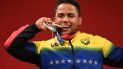 El medallista de plata de Venezuela, Keydomar Giovanni Vallenilla Sánchez, posa en el podio para la ceremonia de la victoria de la competencia de halterofilia masculina de 96 kg durante los Juegos Olímpicos de Tokio 2020 El medallista de plata de Venezuela, Keydomar Giovanni Vallenilla Sánchez, posa en el podio para la ceremonia de la victoria de la competencia de halterofilia masculina de 96 kg durante los Juegos Olímpicos de Tokio 2020