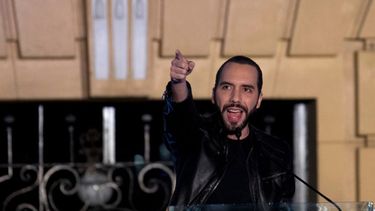 El presidente Nayib Bukele busca su reelección en El Salvador por senderos que representan alto riesgo para los salvadoreños, opinan analistas.