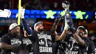 Los jugadores de los Seahawks de Seattle celebran con el Trofeo Vince Lombardi después de derrotar a los Patriots de Nueva Inglaterra durante el Super Bowl LX en el Levis Stadium en Santa Clara, California, el 8 de febrero de 2026.