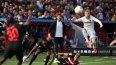 El entrenador español del Bayer Leverkusen, Xabi Alonso (C), reacciona desde el banquillo mientras los jugadores están en acción en el campo durante el partido de fútbol de la primera división de Alemania de la Bundesliga entre el Bayer Leverkusen y el FC Heidenheim en Leverkusen, Alemania occidental, el 24 de septiembre de 2023. &nbsp;