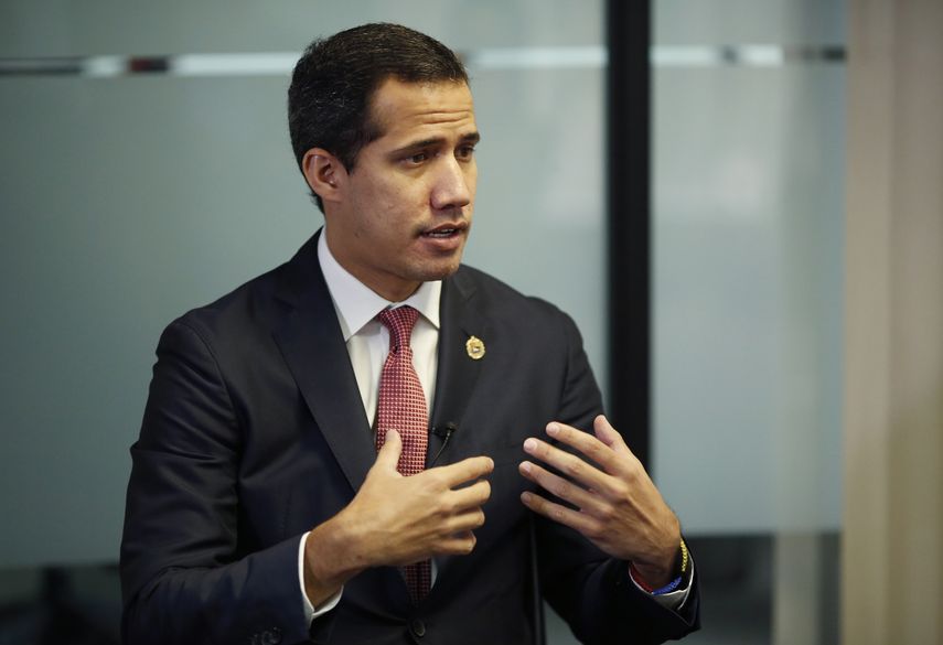 El presidente encargado de Venezuela, Juan Guaidó, habla durante una entrevista con The Associated Press en Caracas, Venezuela, el viernes 23 de agosto de 2019.&nbsp;