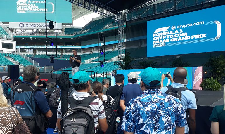 Decenas de periodistas asistieron al lanzamiento oficial del escenario en el Hard Rock Stadium para el Gran Prix de Miami de F&oacute;rmula 1.&nbsp;