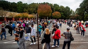 Cientos hacen fila para votar en Marietta, Georgia, 12 de octubre de 2020. Georgia ha batido un récord del número de personas que votan anticipadamente.&nbsp;