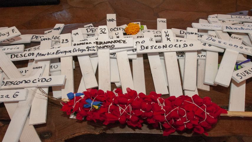Cruces blancas que llevarán en una caminata para honrar a los inmigrantes fallecidos en el cruce del desierto de Arizona