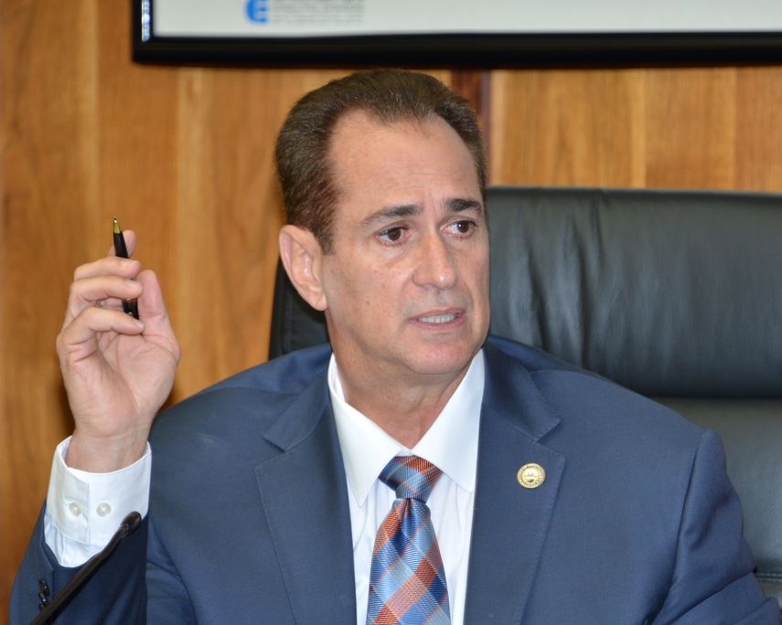 Díaz fue nombrado alcalde interino cuando Manny Maroño fue suspendido por corrupción en 2013.