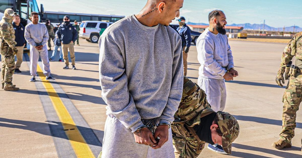 Migrantes detenidos en Guantánamo son llevados de nuevo a EEUU