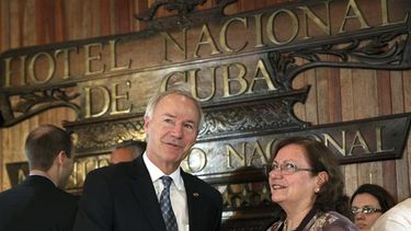El gobernador de Arkansas, Asa Hutchinson (i), conversa con Marilú Bhamel (d), directora de asuntos norteamericanos del Ministerio de Comercio Exterior e Inversión Extranjera de Cuba. (EFE)