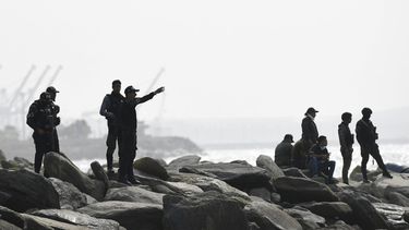 Las fuerzas de seguridad vigilan la costa donde las autoridades afirman que un grupo de hombres armados desembarc&oacute; en la ciudad portuaria de La Guaira, Venezuela, el domingo 3 de mayo de 2020. El r&eacute;gimen de Nicol&aacute;s Maduro asegur&oacute; el domingo haber frustrado un intento de invasi&oacute;n por mar en la que murieron varios de los atacantes y otros fueron detenidos, seg&uacute;n las autoridades.