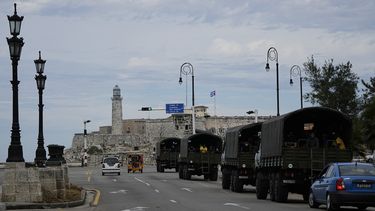 Camiones militares transitan a lo largo del malecón en La Habana,