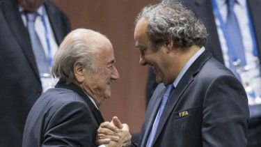 El expresidente de la FIFA, Sepp Blatter, y el expresidente de la UEFA, Michel Platini, se saludan durante un evento en Suiza, el 29 de mayo de 2015.