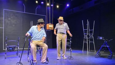 Los actores Adrian Más y Abel Rodríguez, en una escena de la comedia treatral Pepito y Florentino (en otra frecuencia).