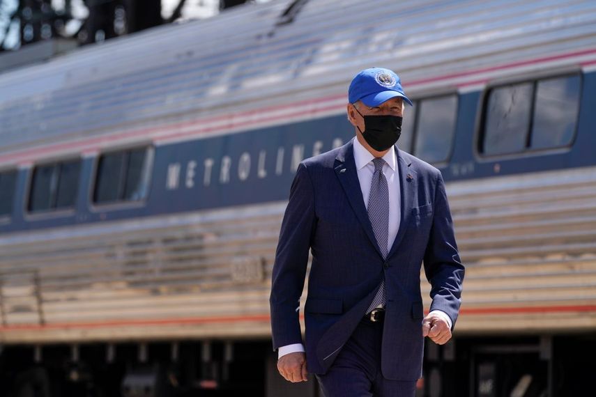 El presidente Joe Biden arriba a un evento el viernes 30 de abril del 2021 para celebrar el 50mo aniversario de Amtrak en la estación de la Calle 30, en Filadelfia.&nbsp;