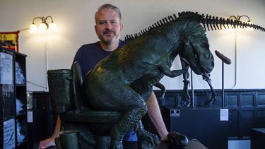 El presidente y curador George Frandsen posa para una fotografía dentro de su Poozeum, el viernes 7 de junio de 2024 en Williams, Arizona. El museo en el norte de Arizona a lo largo de la Ruta 66 presenta heces fosilizadas de animales prehistóricos.