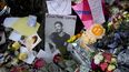 Una fotografía del ex cantante de One Direction, Liam Payne, sentado rodeado de flores y velas mientras los fans se reúnen afuera del hotel donde fue encontrado muerto después de caer desde un balcón en Buenos Aires, Argentina, el jueves 17 de octubre de 2024.&nbsp;