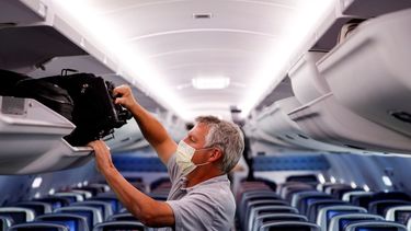 Un pasajero porta una mascarilla en un avión de Delta Airlines luego de aterrizar en Minneapolis.