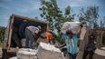 &nbsp;Personas cargan un camión con alimentos para ser entregados tras el paso del huracán Matthew