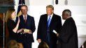 El presidente Donald Trump observa cómo el magistrado de la Corte Suprema, Clarence Thomas (derecha), jura a la jueza Amy Coney Barrett como juez de la Corte Suprema de Estados Unidos, flanqueada por su esposo Jesse M. Barrett, durante una ceremonia en el jardín sur de la Casa Blanca el 26 de octubre de 2020 en Washington, DC. El presidente Donald Trump observa cómo el magistrado de la Corte Suprema, Clarence Thomas (derecha), jura a la jueza Amy Coney Barrett como juez de la Corte Suprema de Estados Unidos, flanqueada por su esposo Jesse M. Barrett, durante una ceremonia en el jardín sur de la Casa Blanca el 26 de octubre de 2020 en Washington, DC.