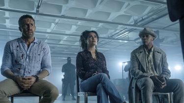 Ryan Reynolds, de izquierda a derecha, Salma Hayek y Samuel L. Jackson, en una escena de The Hitmans Wifes Bodyguard en una imagen proporcionada por Lionsgate.