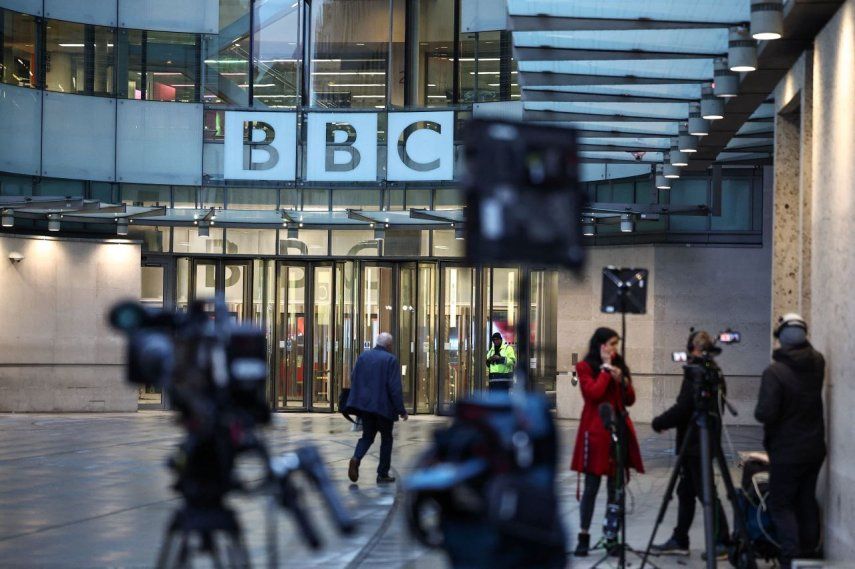 Periodistas esperan fuera de la entrada de las oficinas de la BBC en Londres.