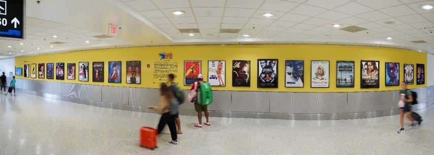 El Departamento de Aviación de Miami-Dade presenta la muestra Miami Film Posters, 1941-2024 en el aeropuerto de la ciudad.