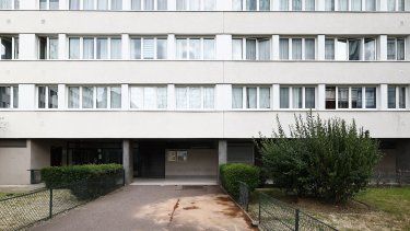 Esta fotografía tomada el 7 de julio de 2024 muestra manchas de sangre cubiertas de arena al pie de un edificio residencial desde el que un hombre arrojó a sus dos hijos por la ventana antes de suicidarse el 6 de julio de 2024 en París.&nbsp;