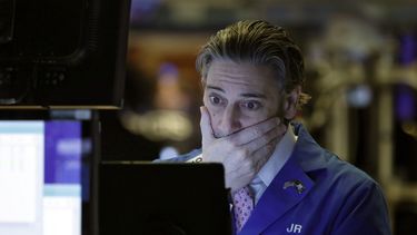 El corredor accionario John Romolo observa un monitor en la Bolsa de Valores de Nueva York, el jueves 5 de marzo de 2020.