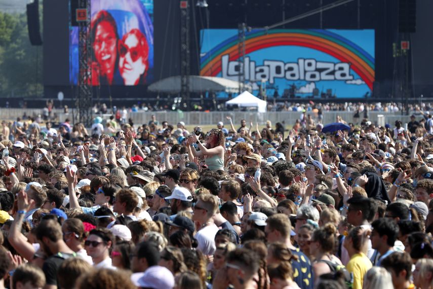 En esta fotografía del 29 de julio de 2021, asistentes al Lollapalooza se reúnen en el Grant Park de Chicago en el primer día del festival de música. Vinculan 203 casos de coronavirus al festival.