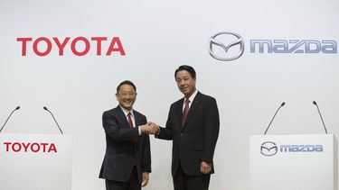 El presidente de&nbsp;Toyota&nbsp;Motor, Akio Toyoda (i), y el presidente y director ejecutivo de Mazda Motor, Masamichi Kogai (d), se saludan durante una rueda de prensa en Tokio (Japón).