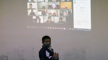 Se ve a un estudiante frente a una pantalla durante una lección presencial y virtual en la Escuela Primaria Motolinia mientras el aprendizaje en persona regresa después de ser detenido en medio de la pandemia de COVID-19 en la Ciudad de México el 30 de agosto de 2021.