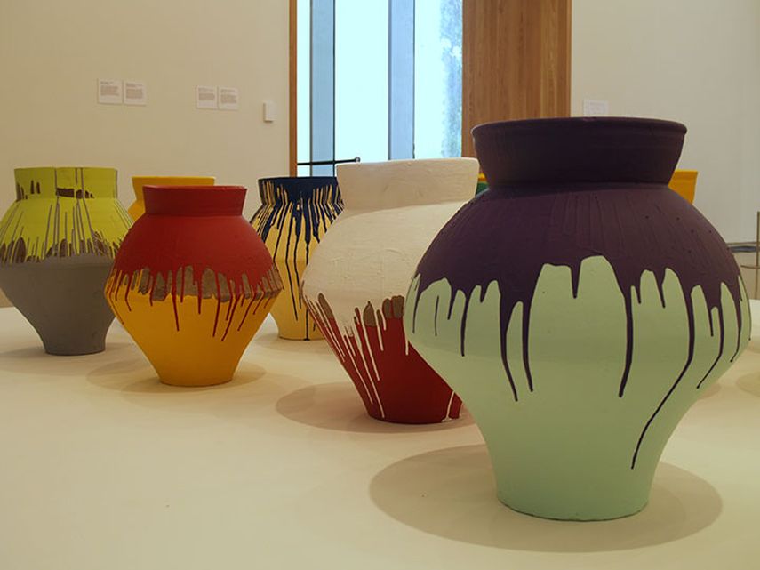 Imagen que muestra la instalación de jarrones Colored Vases, antes del incidente. (M.PÉREZ)