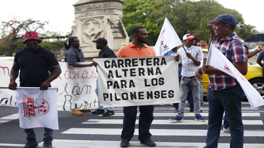 Personas protestan en Colón, Panamá, para exigir mejoras en los servicios e infraestructuras.