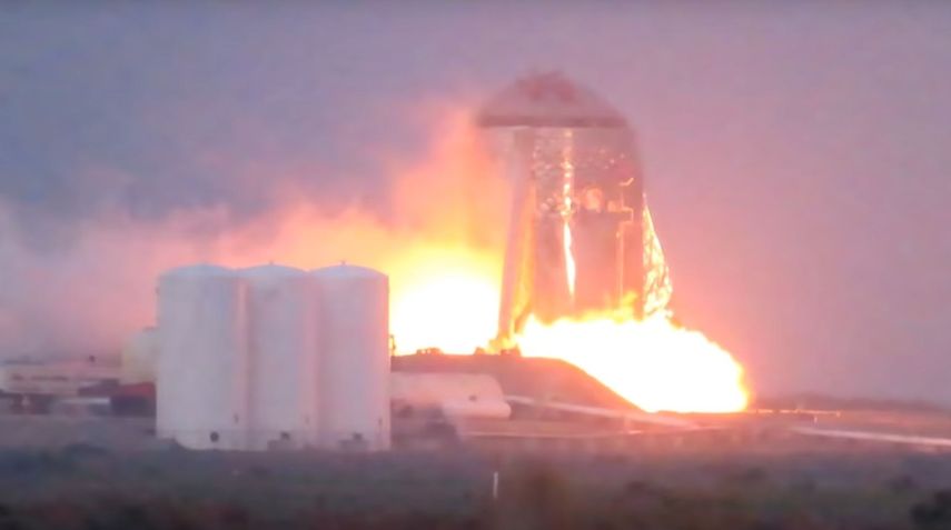 El prototipo Starhopper de SpaceX encendió uno de sus motores de cohete Raptor por primera vez este 3 de abril, durante una prueba de fuego estático en las instalaciones de la compañía en Texas.