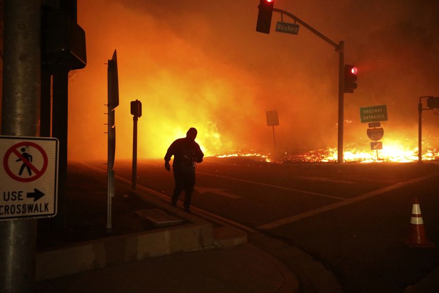 Una persona observa el incendio Saddleridge en Sylmar, California, el viernes 11 de octubre de 2019.&nbsp;